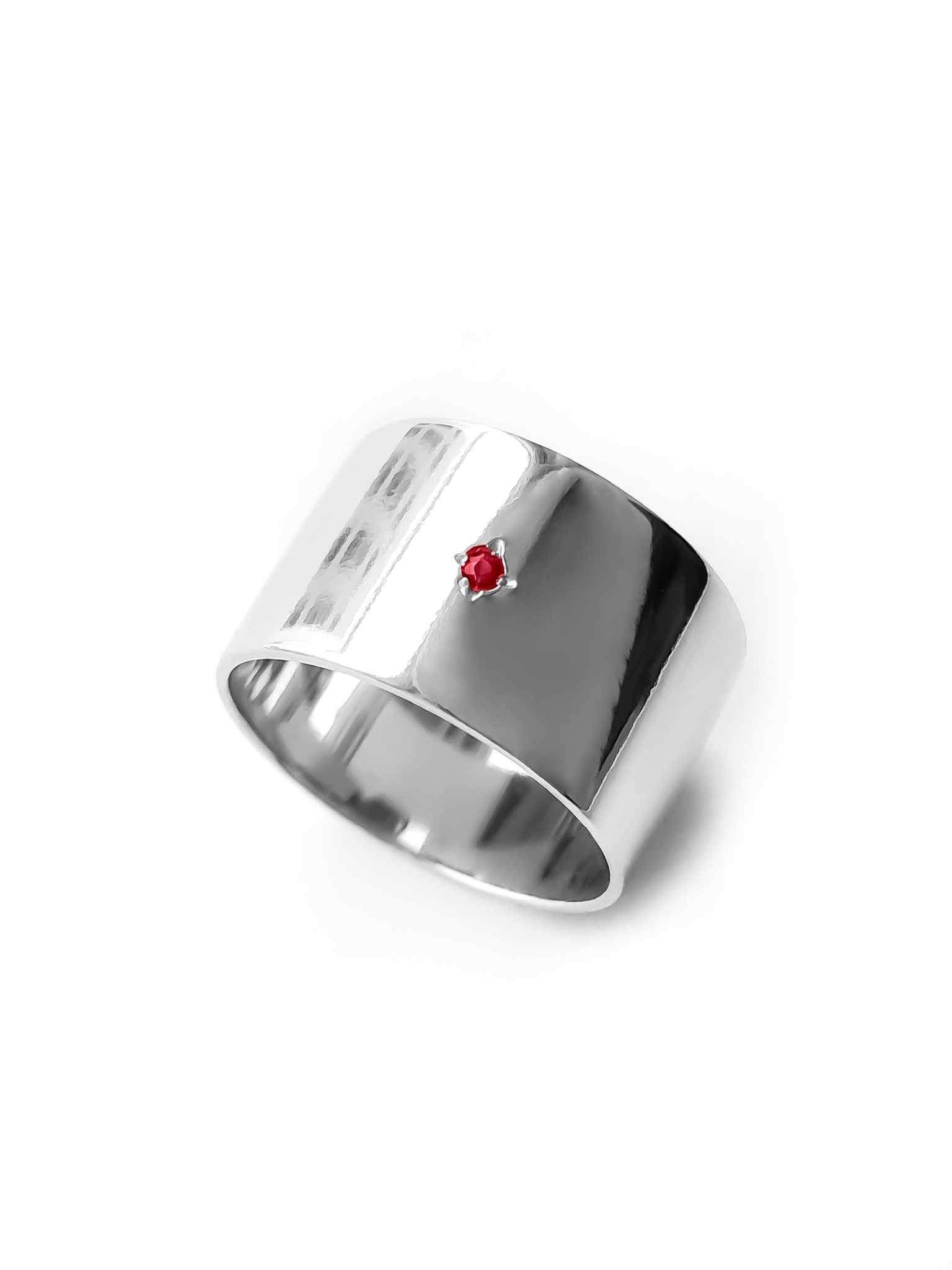 Серебряное широкое кольцо с рубином