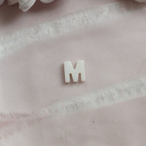 Буква M перламутр, 10 мм, 1 шт, П661