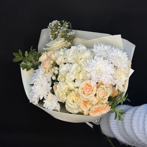 Букет из гортензии, хризантем, кустовых роз и зелени