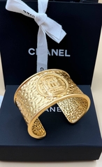 braslet-manzheta-chanel-matovoe-satinirovannoe-zoloto