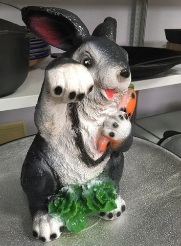 Садовая фигура «Заяц с морковкой»