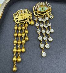 73341-dlinnye-sergi-yellow-eye-v-stile-schiaparelli-s-podveskami