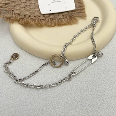 5326-braslet-s-podveskami-bulavka-i-cherepami-v-stile-alexander-mcqueen