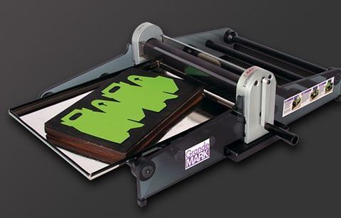 Машина GrandeMARK 2 - предназначена для вырубки, перфорирования, биговки и тиснения таких материалов как бумага, картон, пластик, гофрокартон, магнитный винил и т.д.