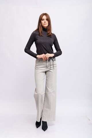 Marc Cain Джинсы с декоративной отделкой и поясом в комплекте.