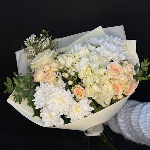 Букет из гортензии, хризантем, кустовых роз и зелени