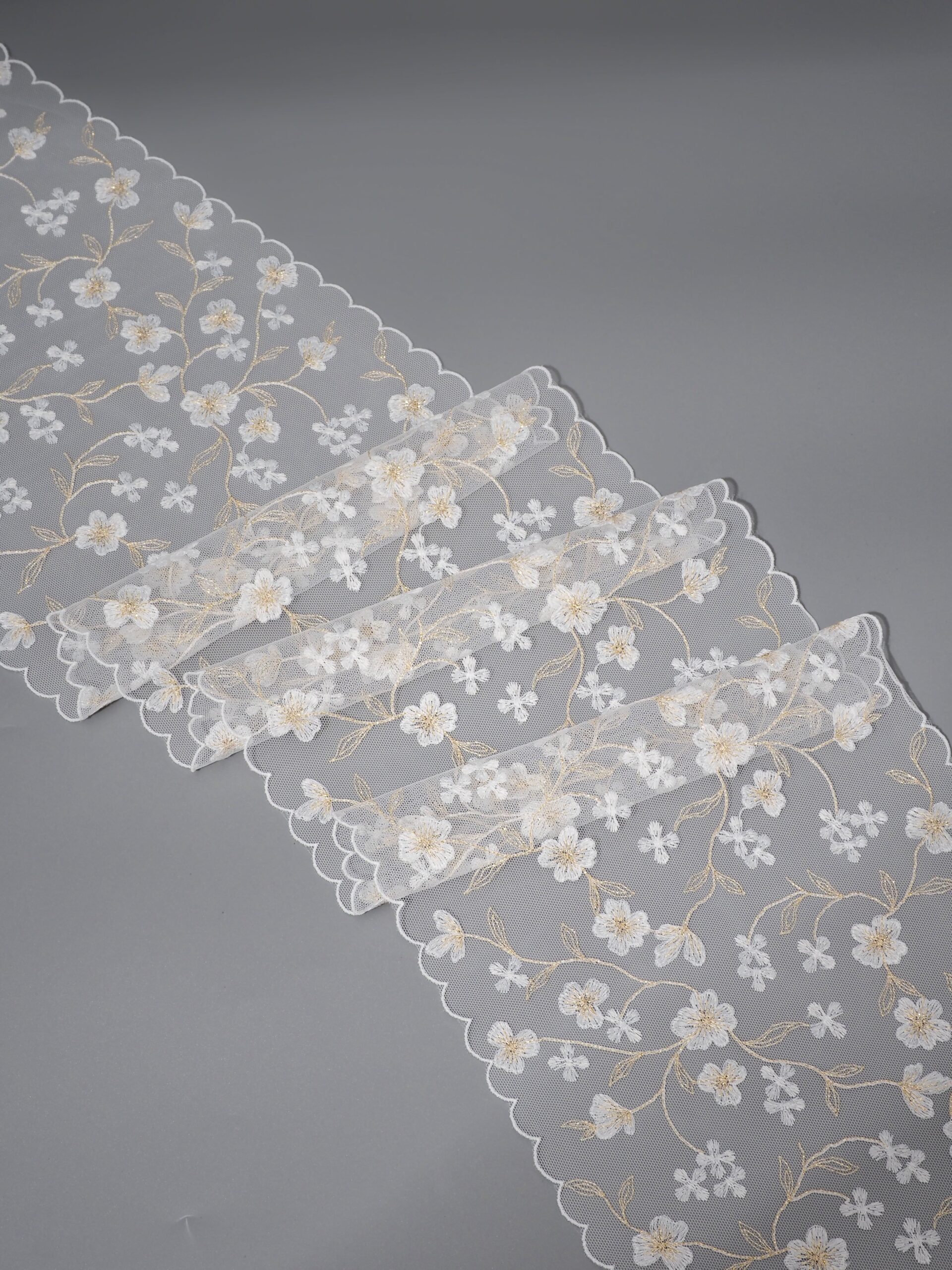 Вышивка на сетке теплая белая с золотым люрексом неэластичная ширина 20 см