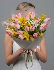 Букет из тюльпанов и мимозы