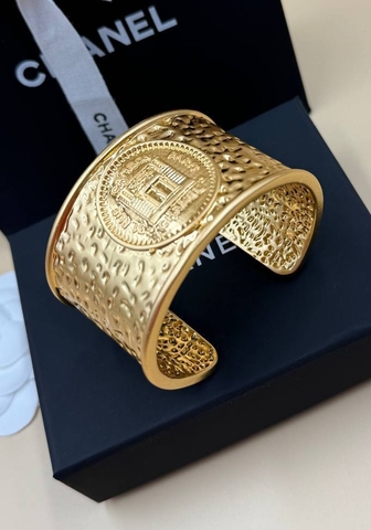 braslet-manzheta-chanel-matovoe-satinirovannoe-zoloto