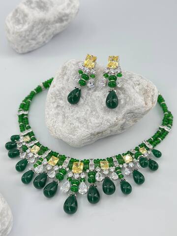 komplekt-ukrashenij-kole-sergi-c-izumrudnymi-kamnyami-v-stile-graff