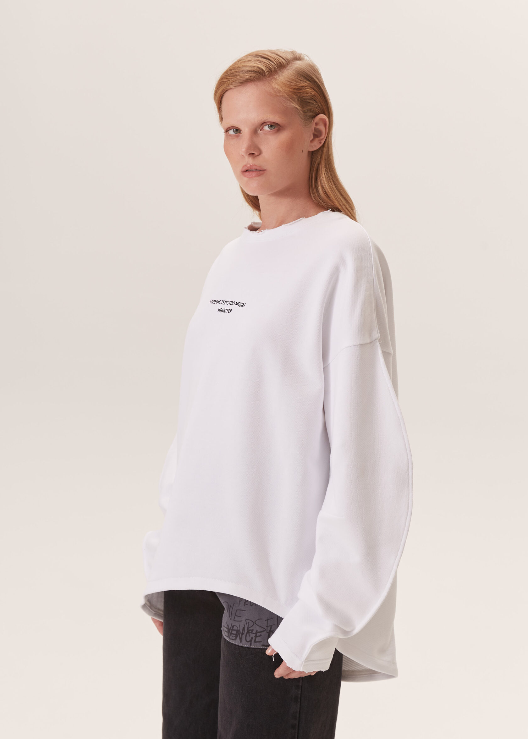 Свитшот МИНИСТЕРСТВО МОДЫ белого цвета