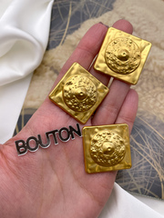 Пуговицы Скиапар. квадратные матовое золото с рельефными деталями