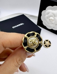 sergi-klipsy-chanel-kruglye