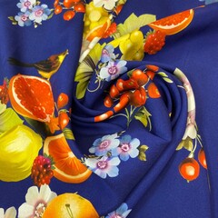 Платок шёлковый фрукты на синем 70*70 арт.П01