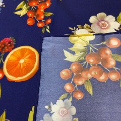 Платок шёлковый фрукты на синем 70*70 арт.П01