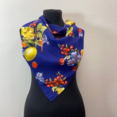 Платок шёлковый фрукты на синем 70*70 арт.П01