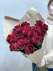 Букет 19 красных роз Эквадор 60см в крафте