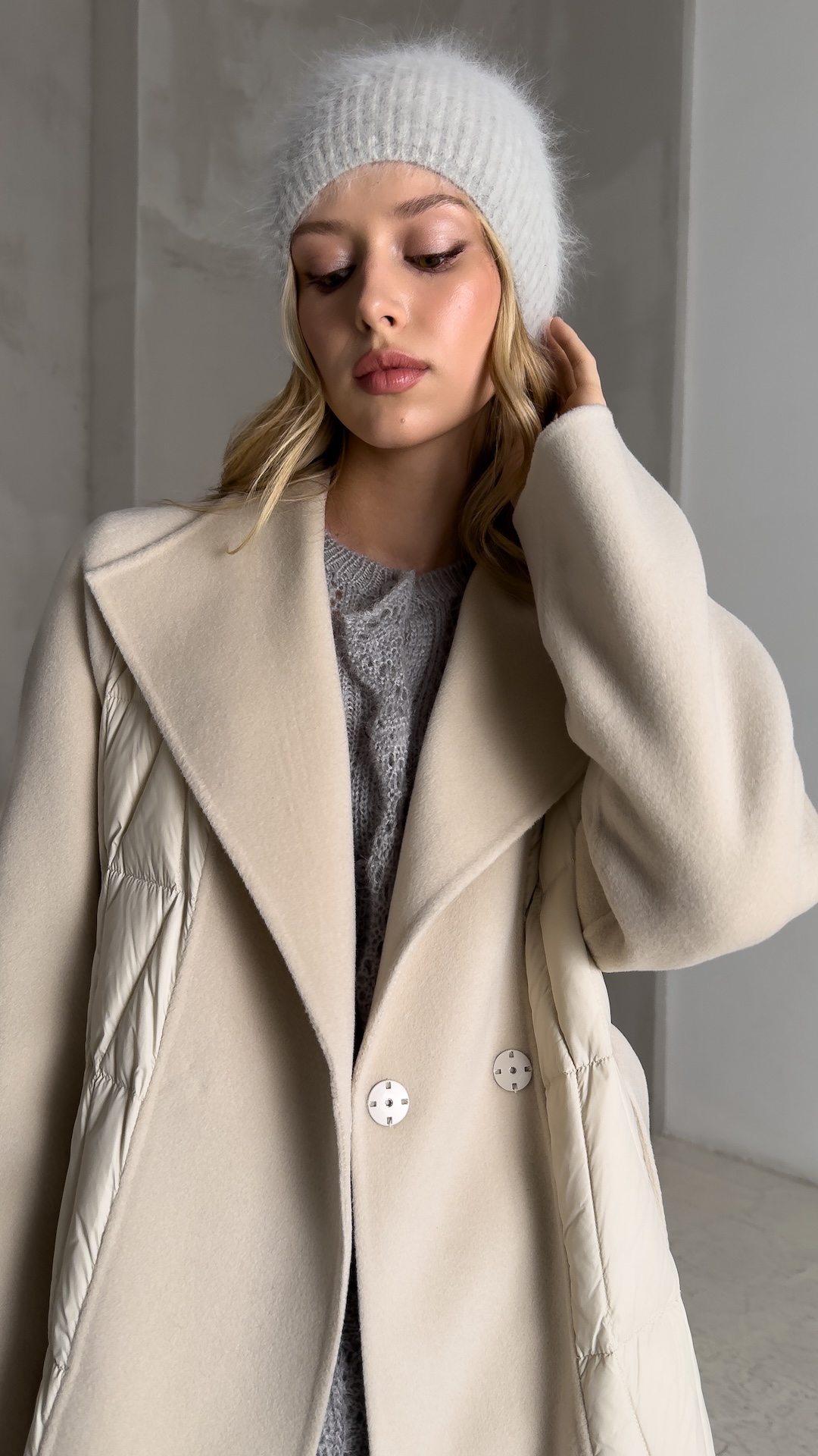 Шапка из ангоры с узором в мелкую косичку