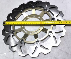 Диск тормозной передний лепестковый на TRIUMPH DAYTONA / STREET TRIPLE 2007-2012