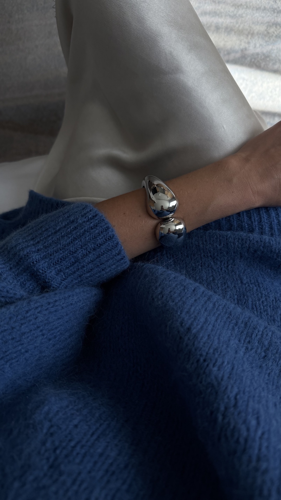 Браслет в виде двух выпуклых капель