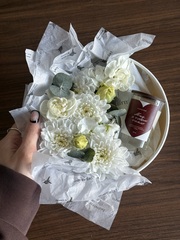 Цветочная композиция в коробке+свеча 50 мл