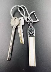 Брелок для ключей кожаный с эмблемой Renault с карабином (кожзам, белый цвет с желтой строчкой)