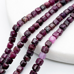 Корунд красный бусины, куб, размер около 4 мм, цена за 24-25 шт (1/4 нити)