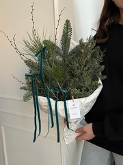 Букет из хвои с изумрудными бантиками