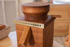 Электрическая мельница для зерна из массива дуба "КЛАССИК"