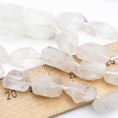 Кварц белый с включениями, необработанные бусины, размер около 11-15 мм, цена за набор 7-8 бусин (1/4 нити)
