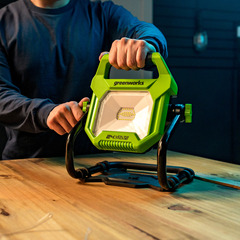 LED-прожектор Greenworks G24WL 24V (2000Лм) с гибридным питанием, без АКБ и ЗУ