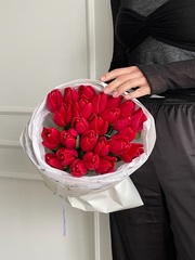 Букет из 25 красных тюльпанов доступен к заказу с 3.03.2026