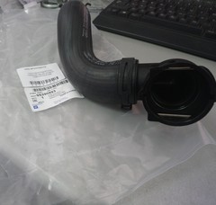 ПАТРУБОК РАДИАТОРА НИЖНИЙ CRUZE D4 АКПП (СДВОЕННЫЙ) GM