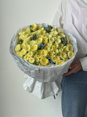 Букет из кустовой розы и оксипеталума