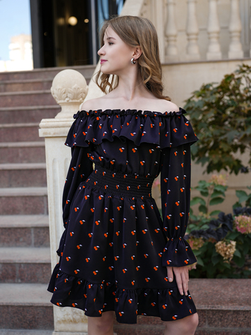 Платье для девочки нарядное с вишнями чёрное