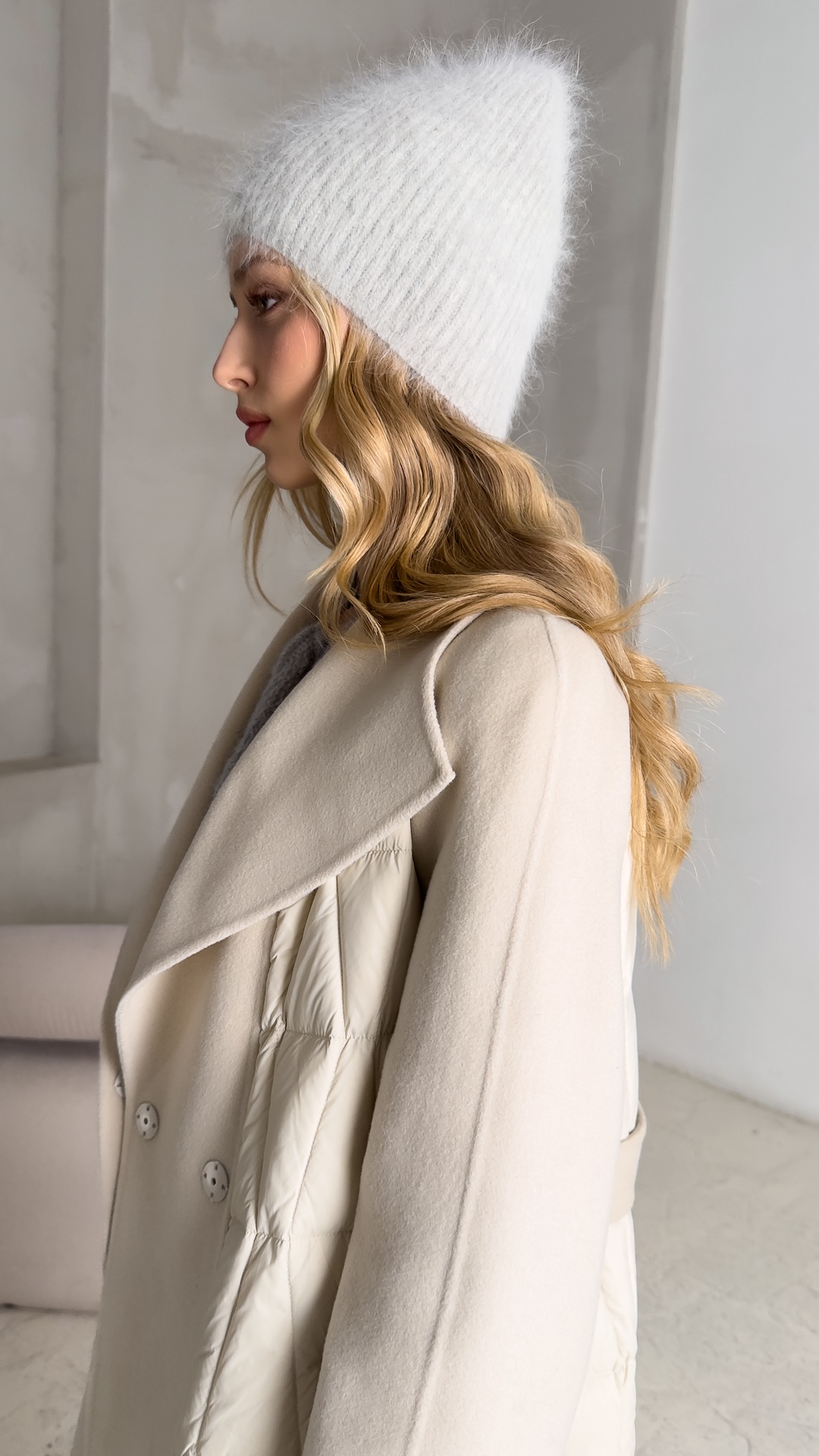 Шапка из ангоры с узором в мелкую косичку