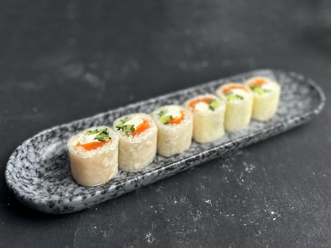 Ролл с лососем в рисовой бумаге