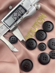 Пуговицы черные матовые на прокол с высоким бортиком