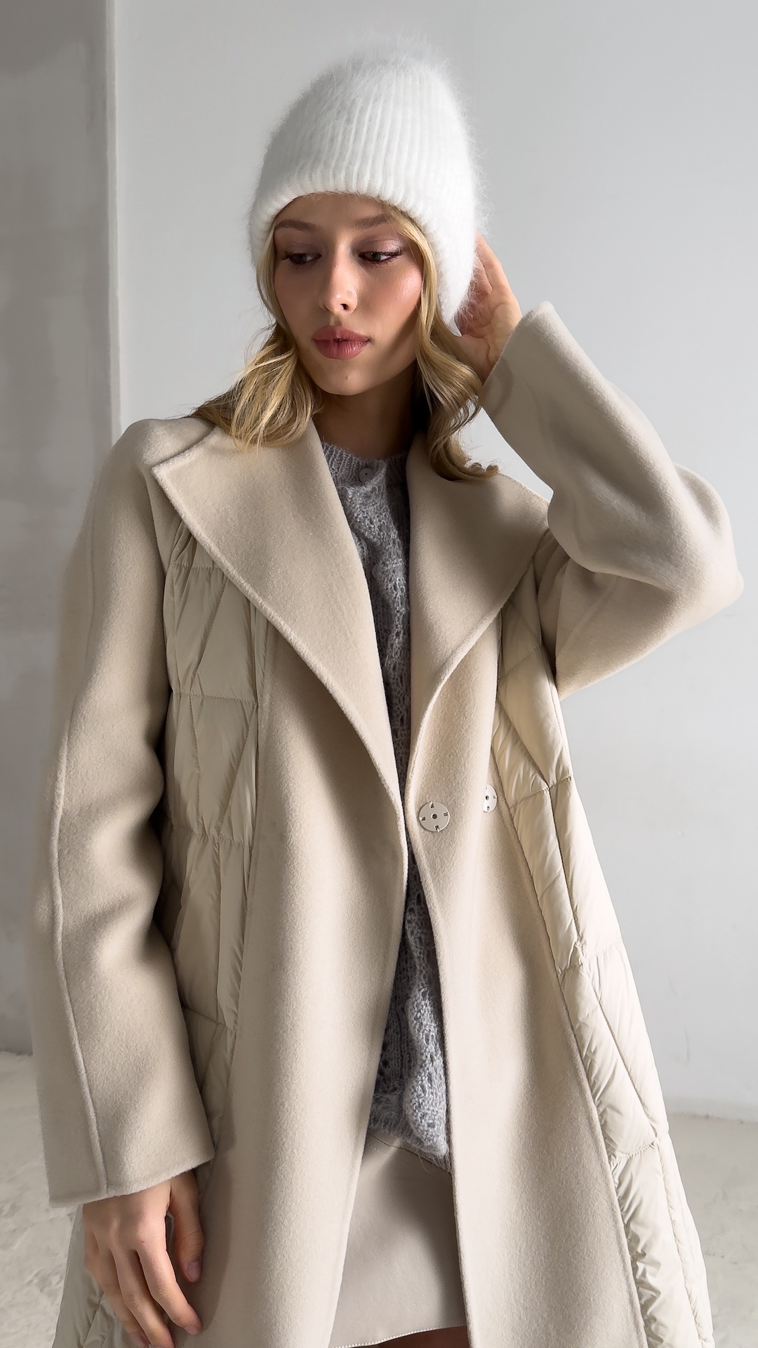 Шапка из ангоры с узором в мелкую косичку