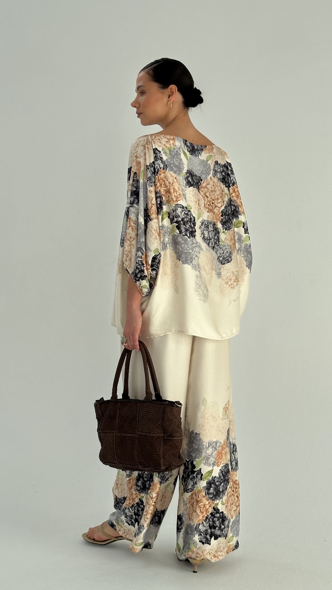 Брючный костюм из шелка и вискозы с гортензиями