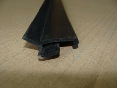 Уплотнение опускного стекла УАЗ-3163 нижнее наруж. передней двери левое