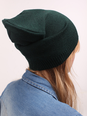 Темно-зеленая демисезонная шапочка