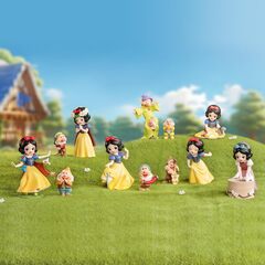 Случайная фигурка POP MART: Disney Snow White