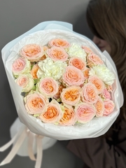 Дуо-букет с пионовидными розами сорта "Розанелла" и диантусами