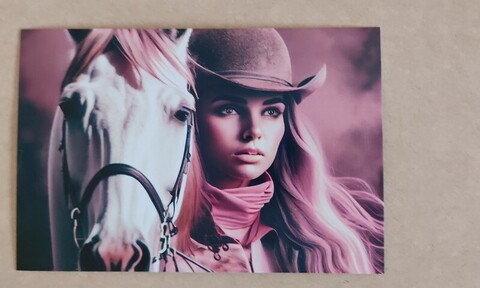 Девушка в шляпе с конем