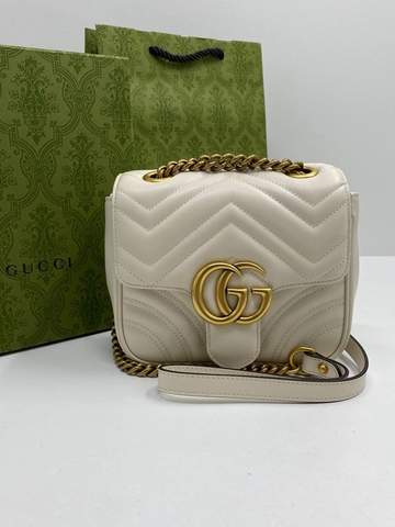 Мини-сумка на плечо Gucci GG Marmont белый