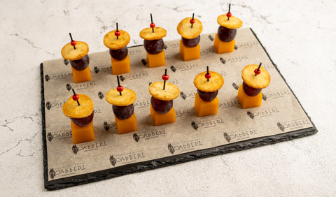 Канапе с виноградом и сыром чеддер, 20 шт.