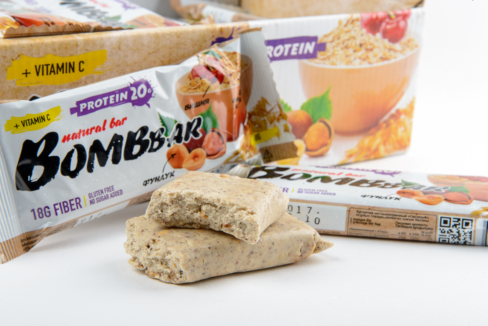 Bombar батончики купить. Bombbar Protein 20 natural Bar. Bombbar протеиновый батончик natural Bar + Vitamin c. Протеиновый батончик с овсянкой. Белково злаковые батончики.