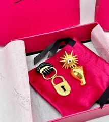 73323-dlinnye-assimetrichnye-sergi-v-stile-schiaparelli-s-podveskami
