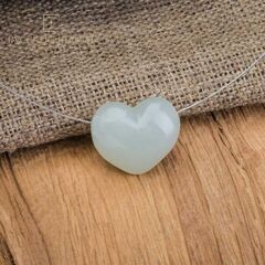 Чокер с подвеской в виде сердечка. Белый нефрит.